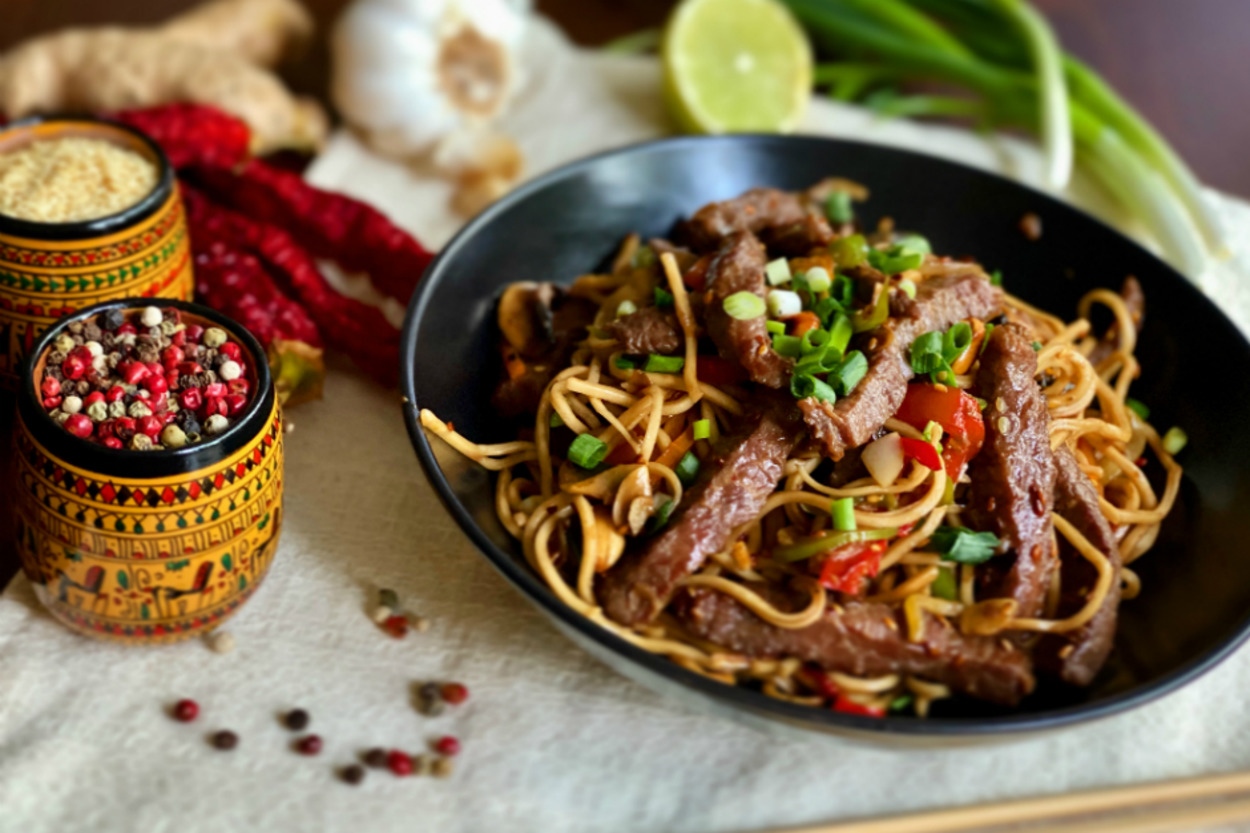 Ağız Sulandıran Lezzetiyle: Etli Sebzeli Noodle