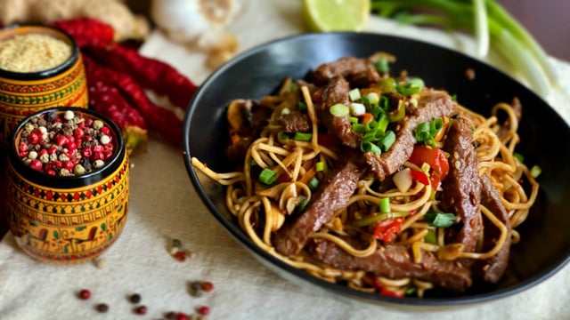 Ağız Sulandıran Lezzetiyle: Etli Sebzeli Noodle