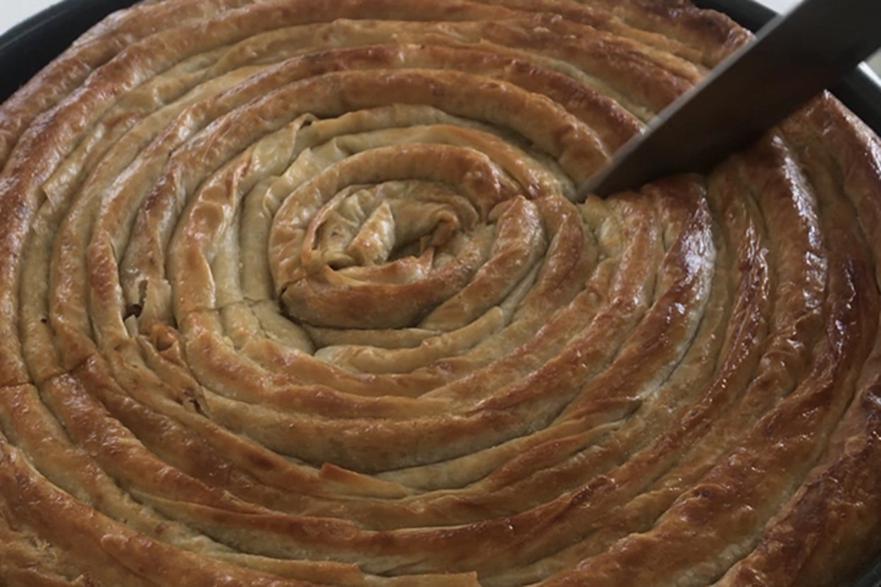 Göz Alıcı Sunumuyla: Kıymalı Börek