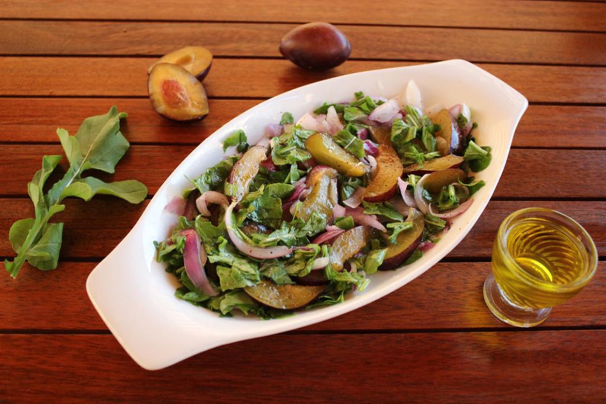 Vitamin Bombası: Mürdüm Erikli Salata