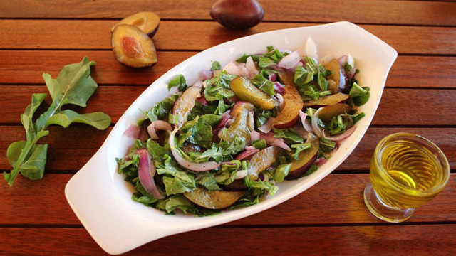 Vitamin Bombası: Mürdüm Erikli Salata
