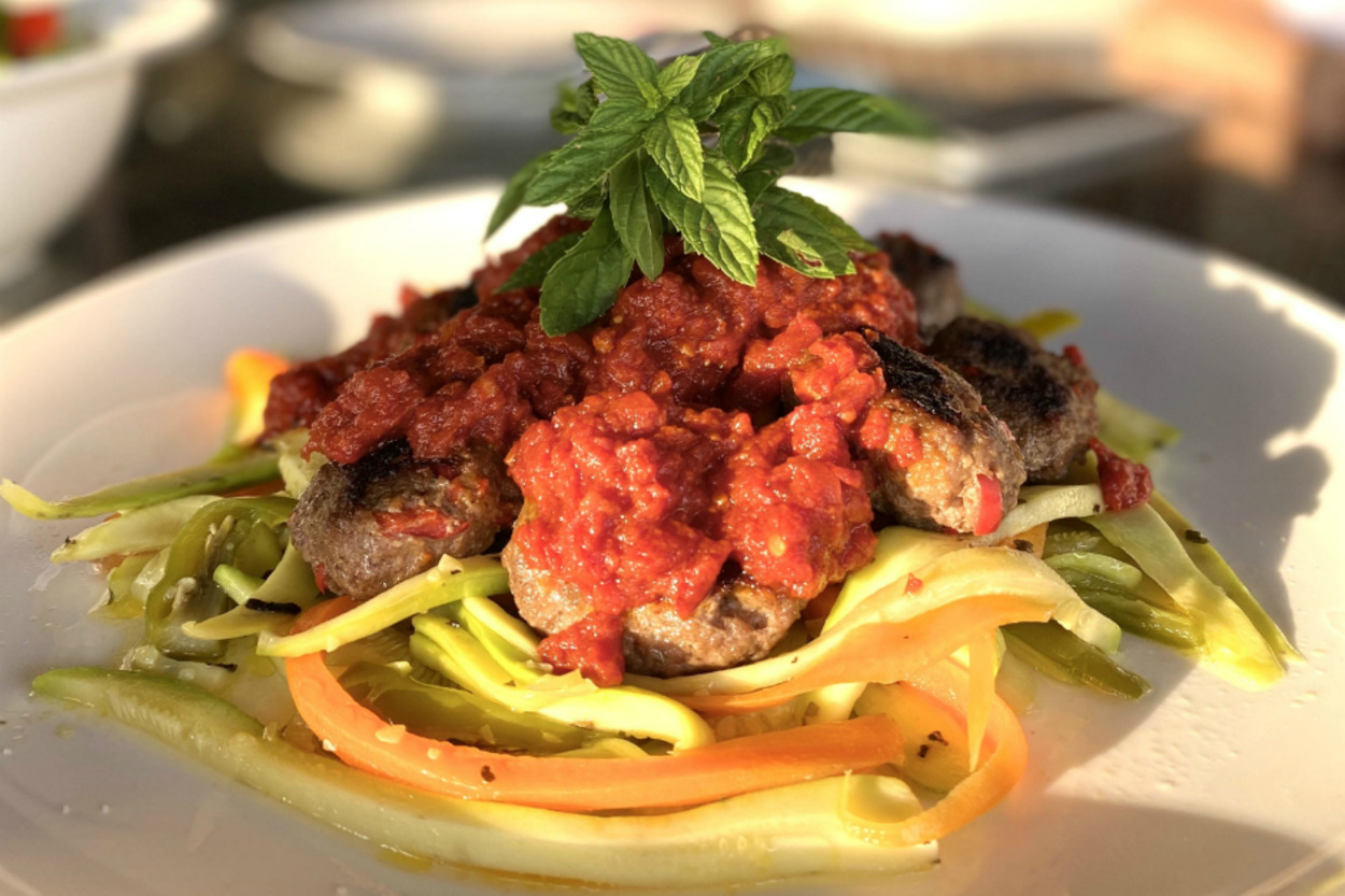 Şık Sunumlu: Kabak Makarnalı Köfte
