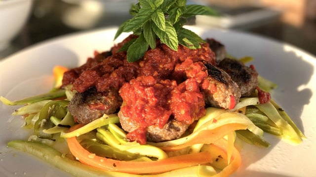 Şık Sunumlu: Kabak Makarnalı Köfte