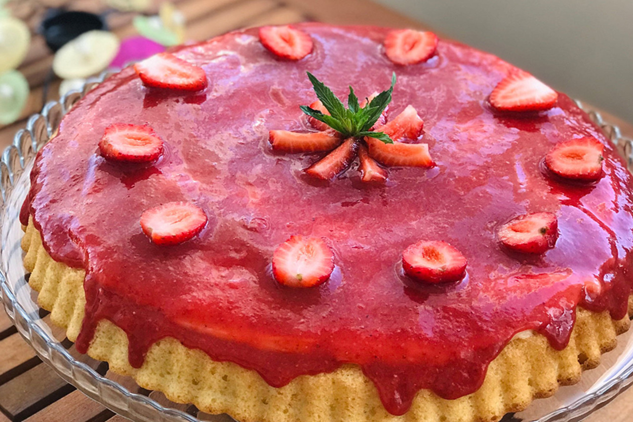 Yumuşacık Dokusuyla: Çilek Soslu Tart Kek