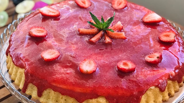 Yumuşacık Dokusuyla: Çilek Soslu Tart Kek