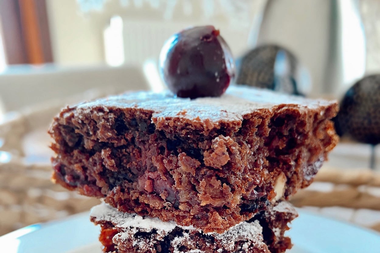 Şekersiz ve Glutensiz: Vişneli Islak Brownie