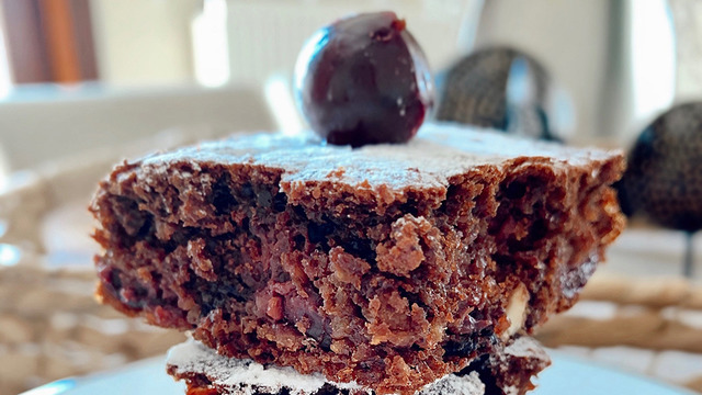 Şekersiz ve Glutensiz: Vişneli Islak Brownie
