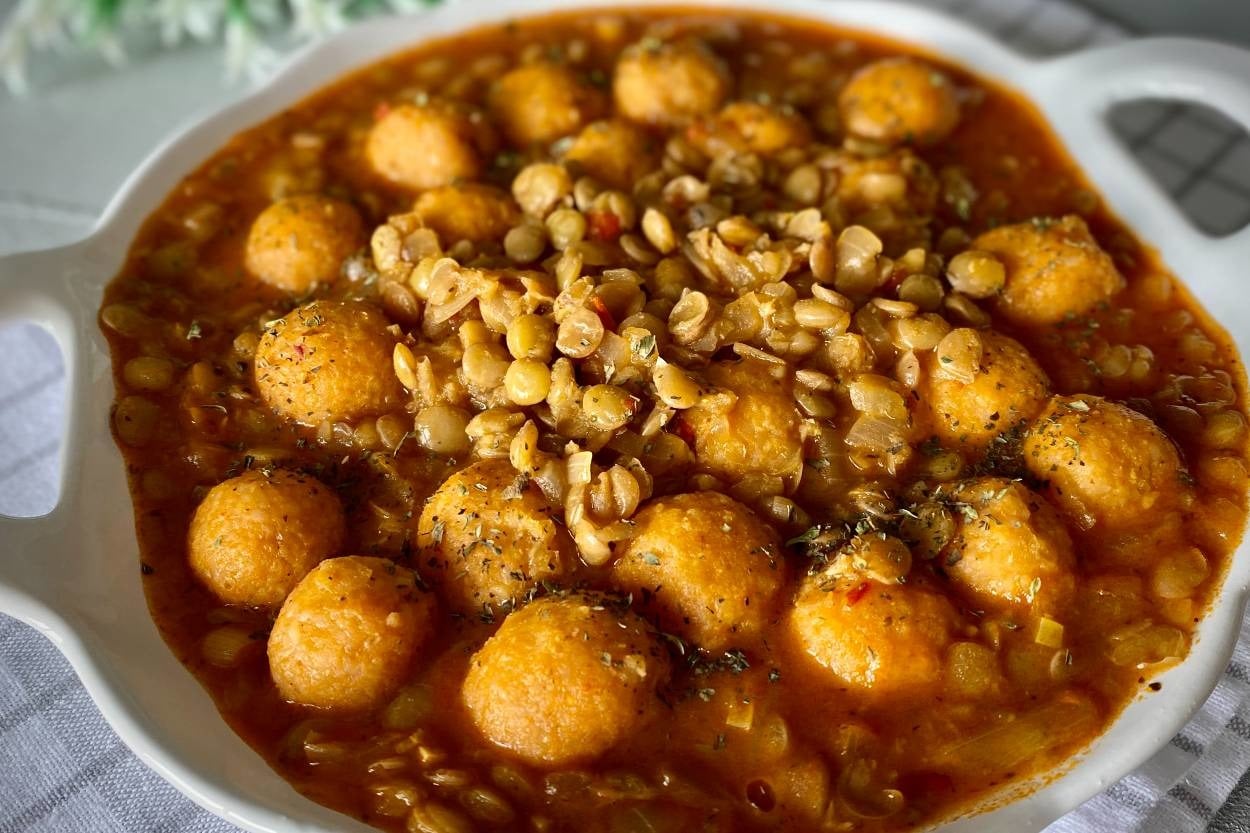 Çok Doyurucu: Bulgur Köfteli Yeşil Mercimek Yemeği