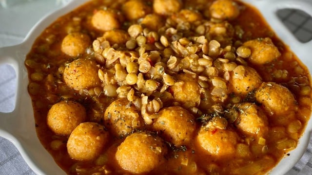 Çok Doyurucu: Bulgur Köfteli Yeşil Mercimek Yemeği