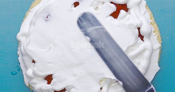 kremali-cilekli-pasta-adim-13