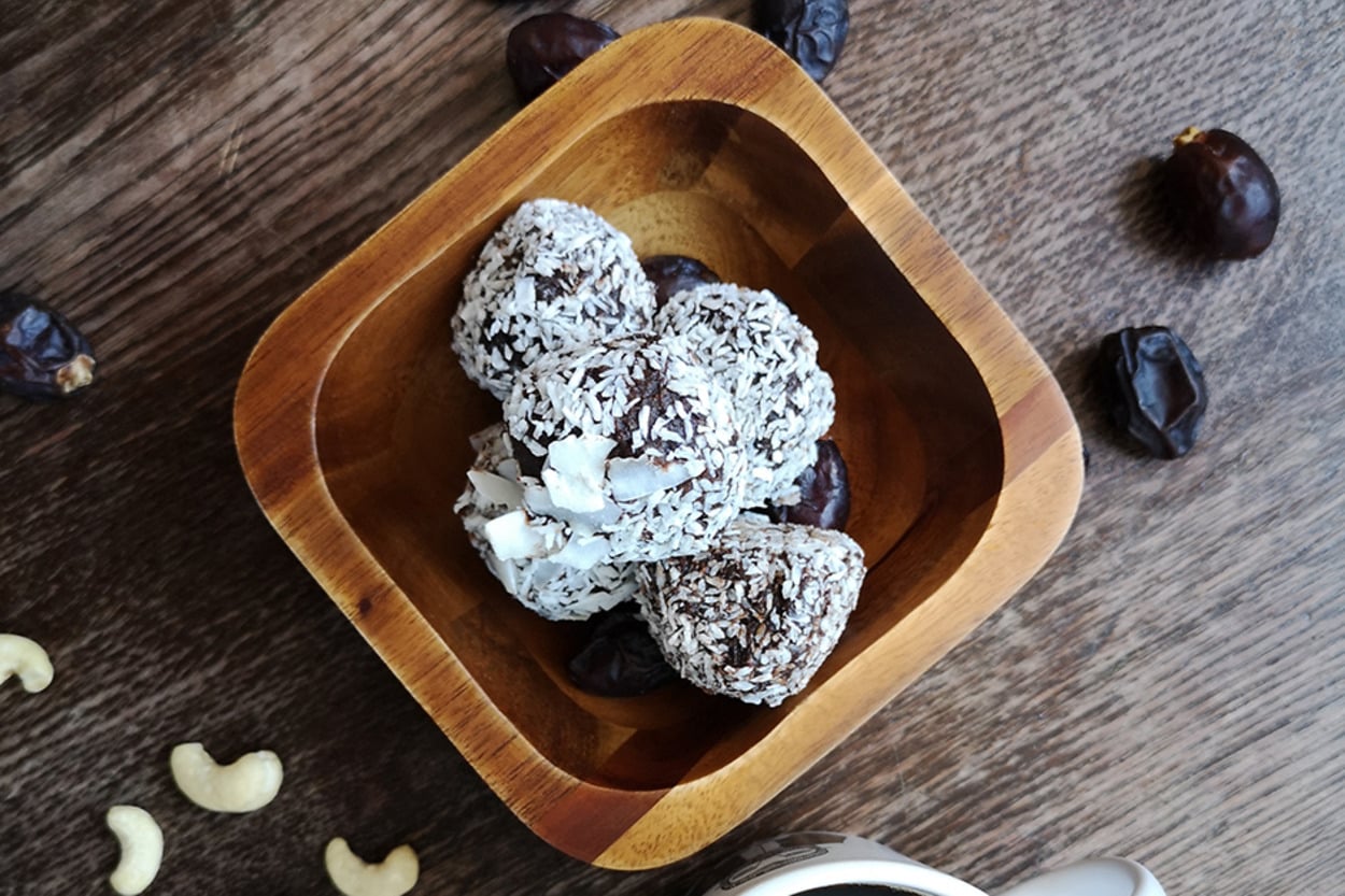 Kahvenin Yanına: Vegan Çikolata Topları
