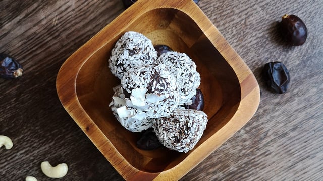 Kahvenin Yanına: Vegan Çikolata Topları