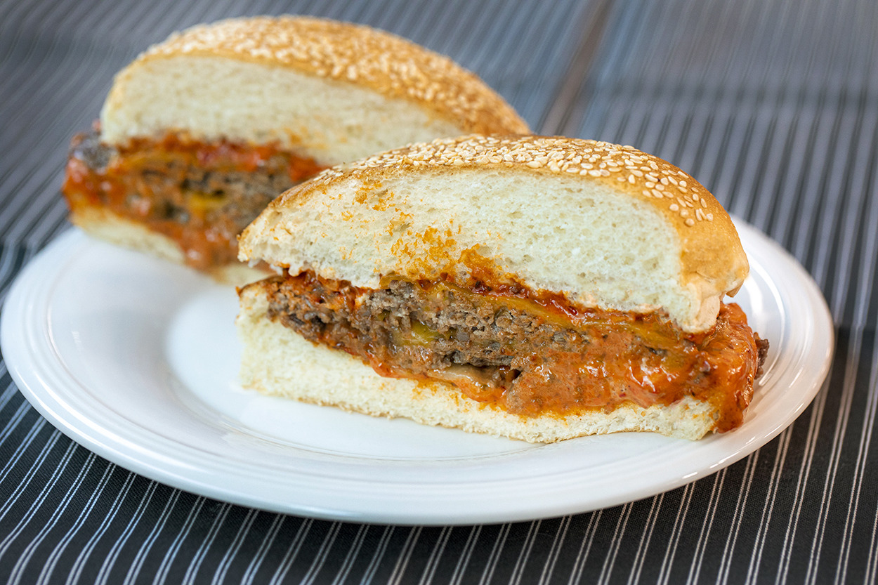 Kokusu İştahları Açar: Acuka Soslu Acılı Burger