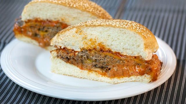 Kokusu İştahları Açar: Acuka Soslu Acılı Burger