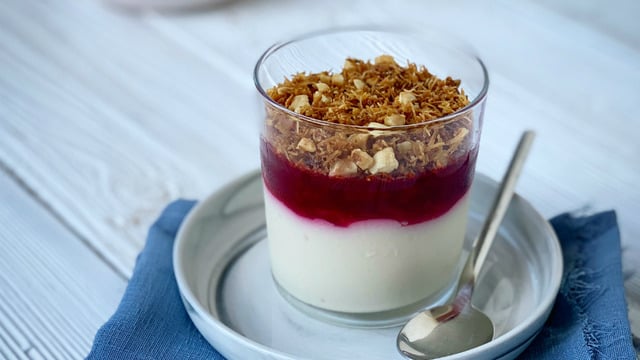 Çay Saatlerine Geliyor: Kadayıflı Frambuaz Soslu Muhallebi