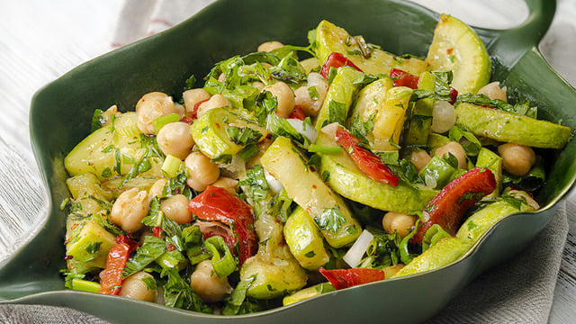 Sofraları Tamamlasın: Kabaklı Nohut Salatası