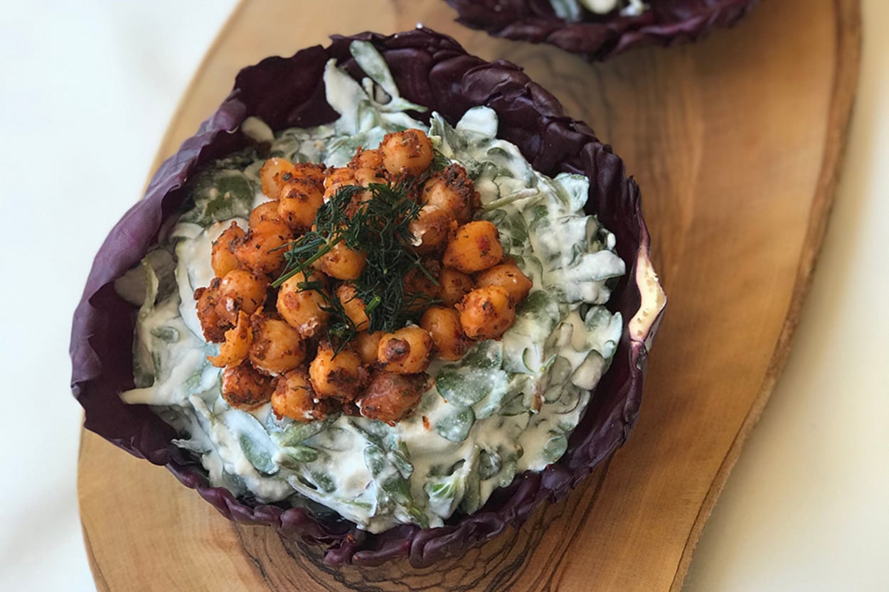 Mor Lahana Çanağında: Nohutlu Semizotu Salatası