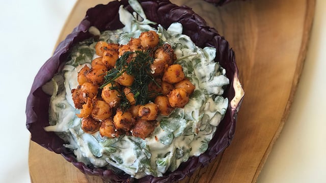 Mor Lahana Çanağında: Nohutlu Semizotu Salatası