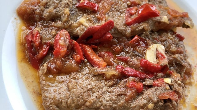 Usul Usul Sosunda Pişer: Soslu Biftek