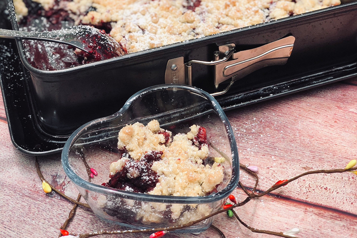 İngiltere'nin Meşhur Tatlısı: Orman Meyveli Crumble