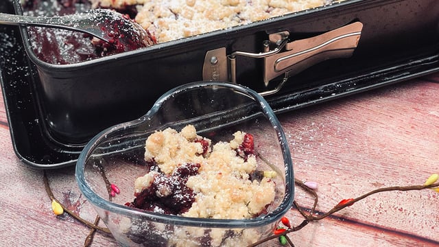 İngiltere'nin Meşhur Tatlısı: Orman Meyveli Crumble