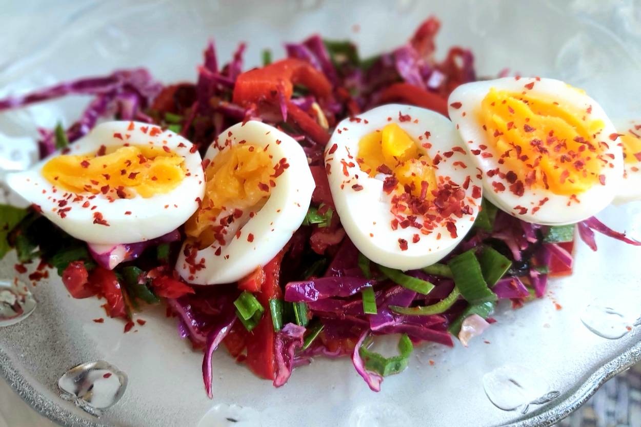 Farklı Salata Arayanlara: Kapya Biberli Haşlanmış Yumurta Salatası