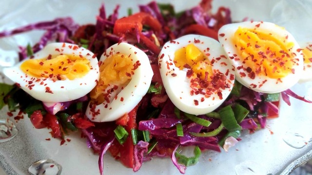 Farklı Salata Arayanlara: Kapya Biberli Haşlanmış Yumurta Salatası