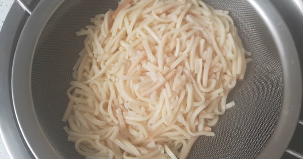 koz-biberli-eriste-salatasi1