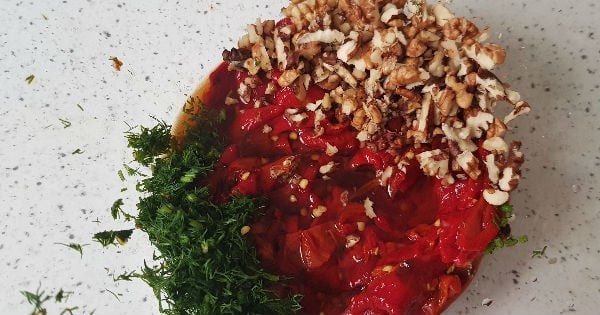 koz-biberli-eriste-salatasi2