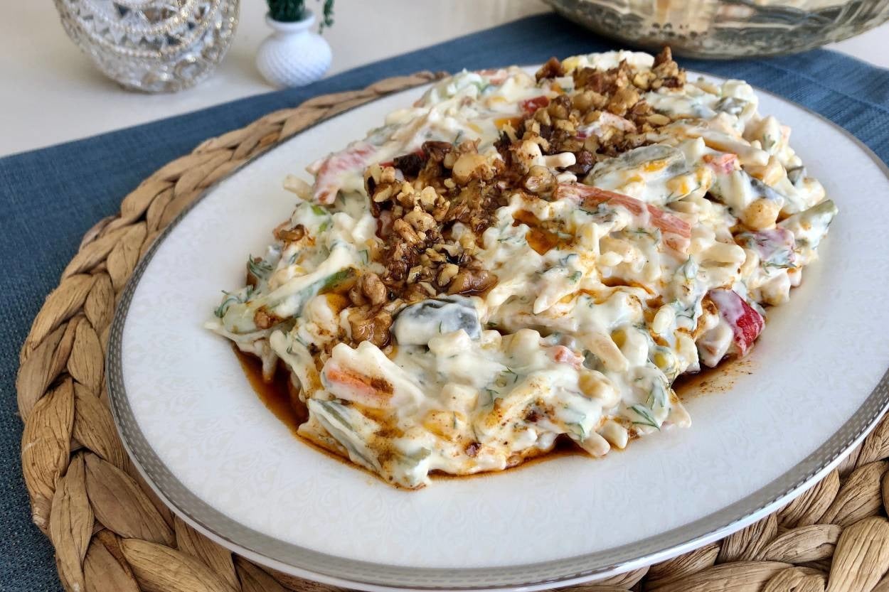 Hem Hafif Hem Leziz: Erişteli Yoğurtlu Sebze Salatası