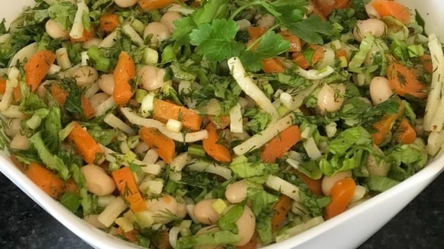 Çok Doyurucu: Erişteli Kuru Fasulye Salatası