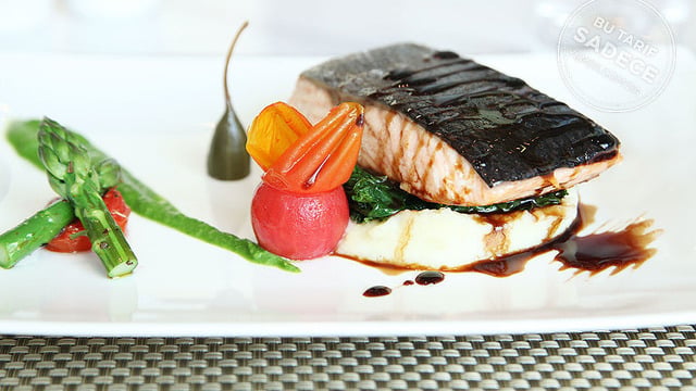 The Grand Tarabya R.E.A.D Cafe'den: Sote Ispanak ve Patates Püreli Tavada Somon