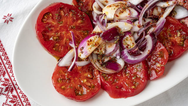 Tam Bir Füzyon: Lokanta Usulü Soyalı Domates Salatası