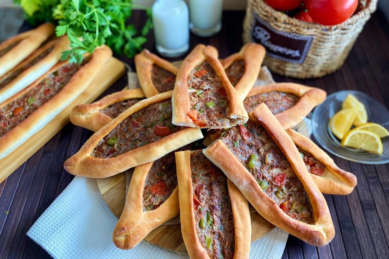 Taş Fırın Lezzetinde: Lokanta Usulü Kıymalı Pide