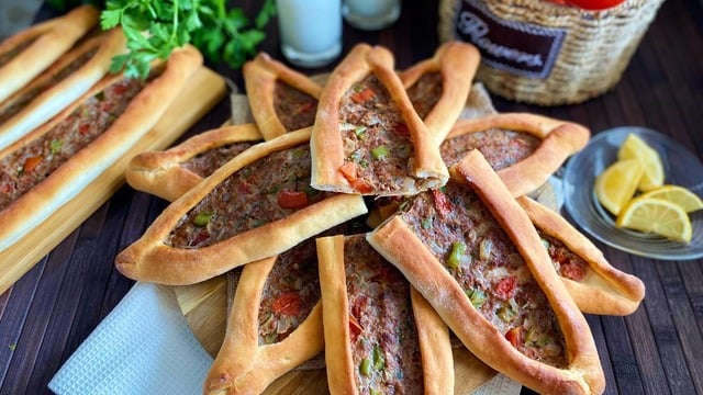 Taş Fırın Lezzetinde: Lokanta Usulü Kıymalı Pide