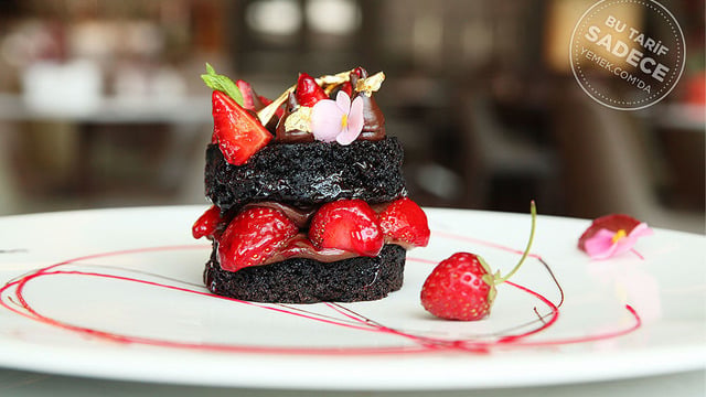 The Grand Tarabya R.E.A.D Cafe'den: Çilekli Brownie