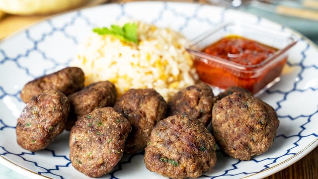 Yanında Pilavla Güzel: Tavada Köfte