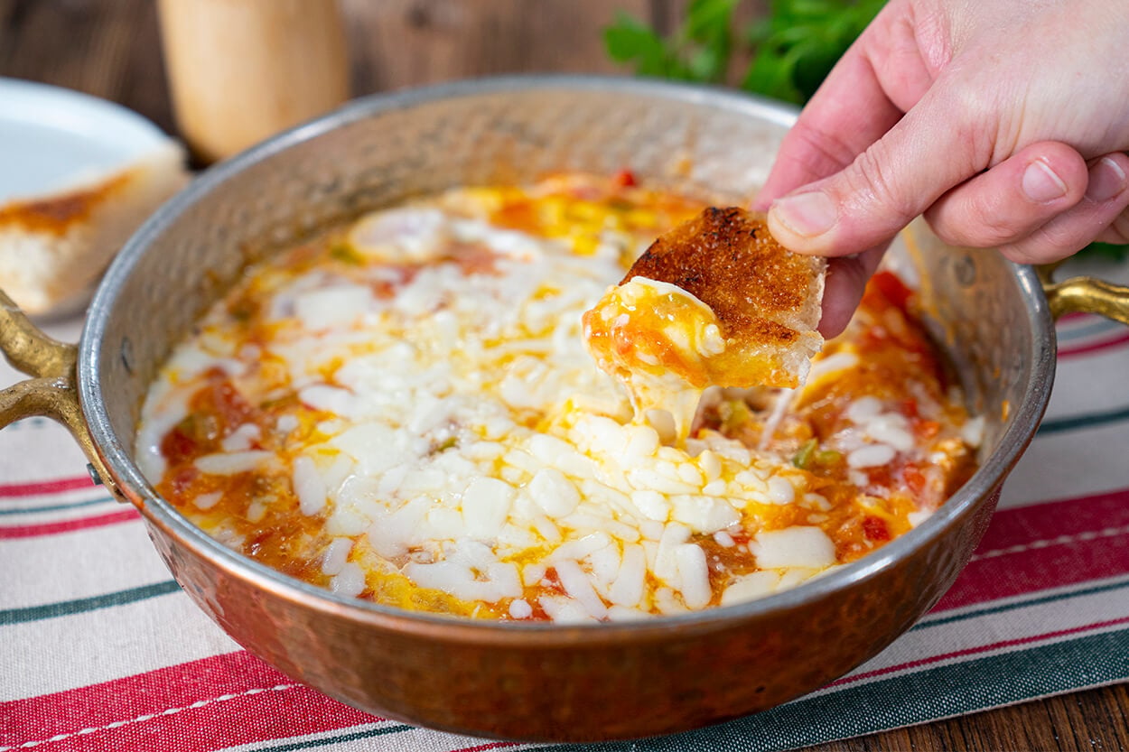 Peyniri Uzasın: Kaşarlı Menemen