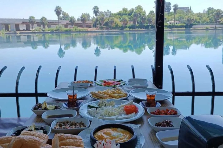 Açina Gondol Cafe Restaurant 