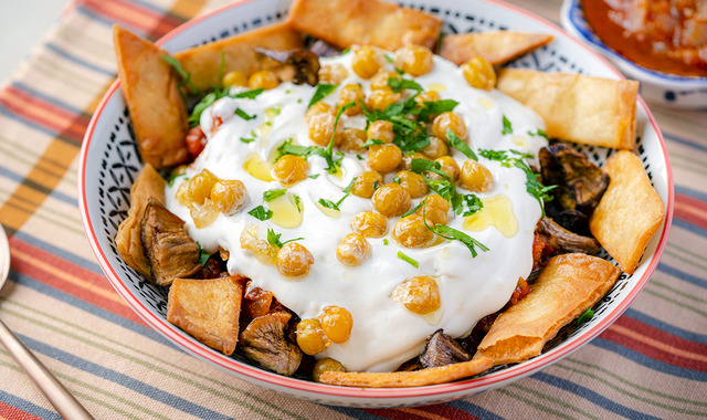 Geleneksel Tarifi Biraz Değiştirdik: Kuru Patlıcanlı Fatteh