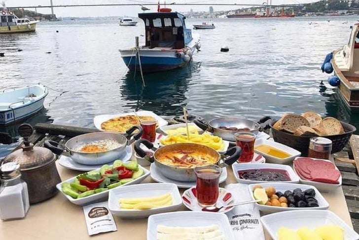 Tarihi Çınaraltı Aile Çay Bahçesi