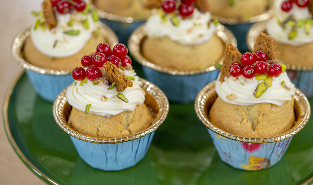 Çok Şık: Beyaz Çikolata ve Orman Meyvesi Dolgulu Cupcake
