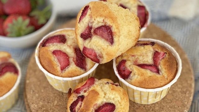 Yemelere Doyamayacağınız: Çilekli Beyaz Çikolatalı Cupcake