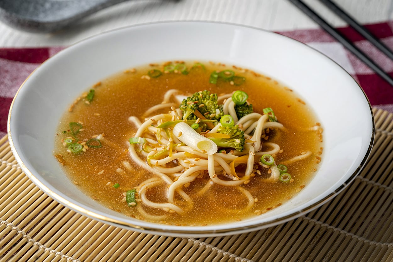 Klasiklerden Uzak: Acılı Ekşili Noodle Çorbası