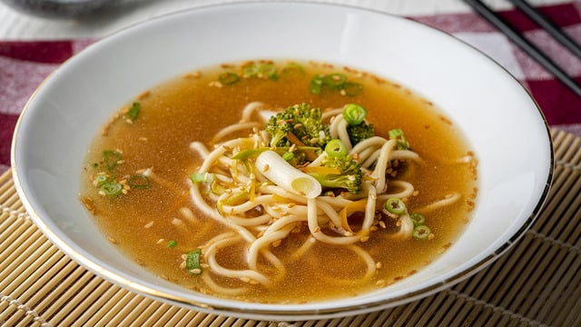 Klasiklerden Uzak: Acılı Ekşili Noodle Çorbası