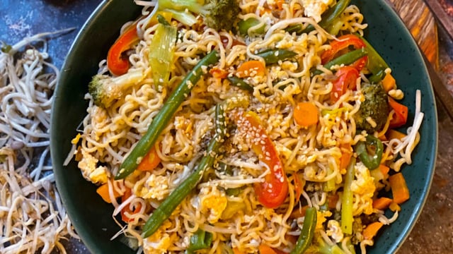 Uzak Doğu'dan Misafir: Vejetaryen Sebzeli Noodle