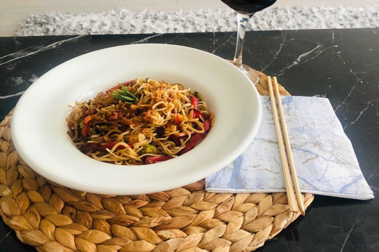 Soya Sosunun Kokusuyla: Sebzeli Noodle