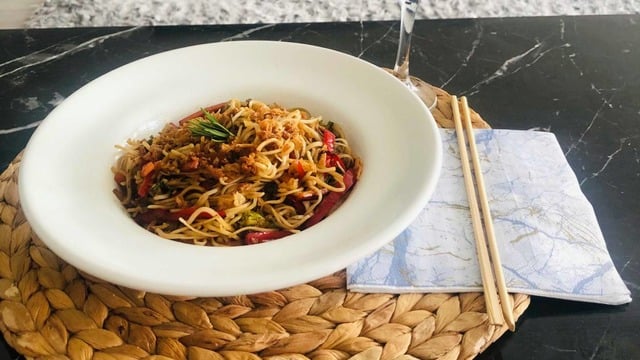Soya Sosunun Kokusuyla: Sebzeli Noodle