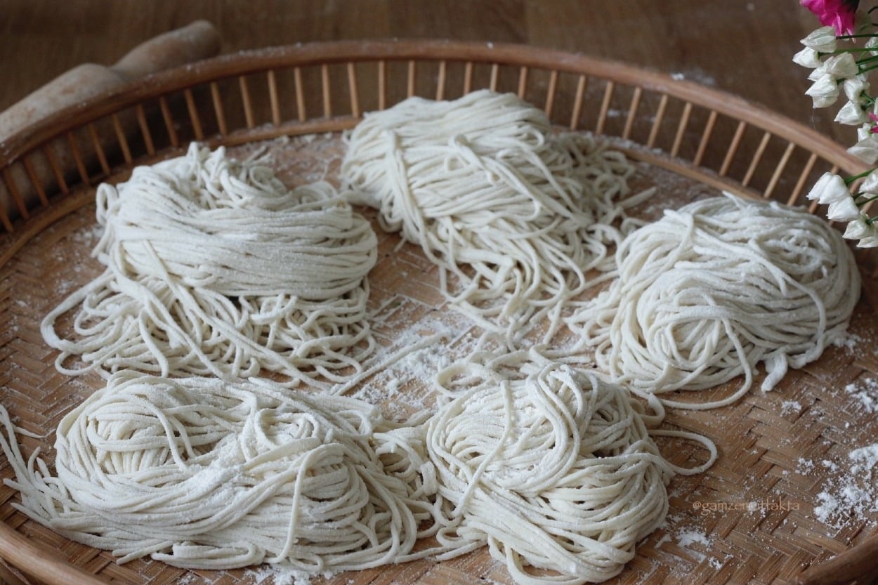 Hem de Yumurtasız: Ev Yapımı Noodle
