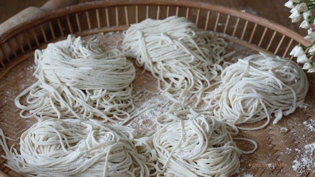 Hem de Yumurtasız: Ev Yapımı Noodle